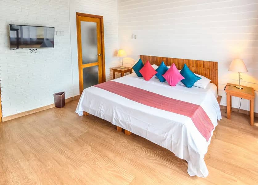 Oceanfront Cottage - image