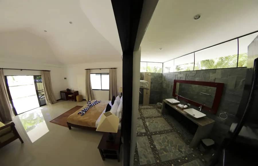 Deluxe Queen Room - image