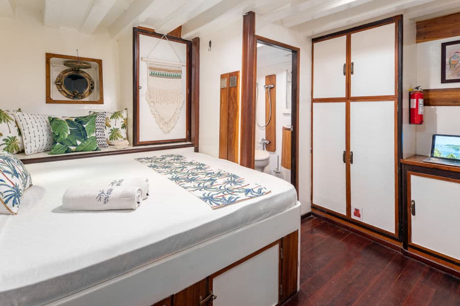 Double bed (6) Lower Deck - image