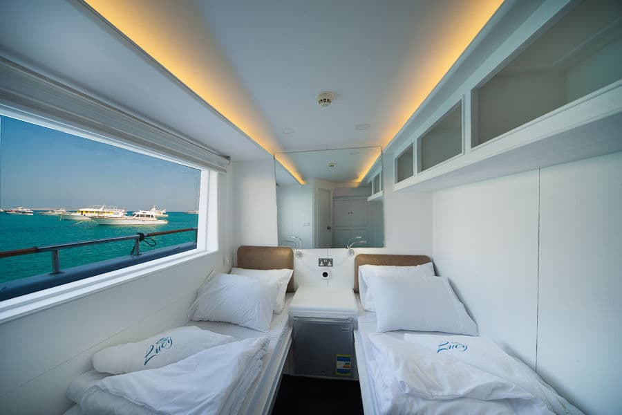 Twin Main Deck - image