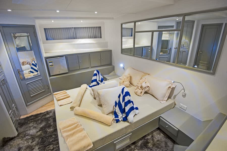 Honeymoon Suite Lower Deck - image