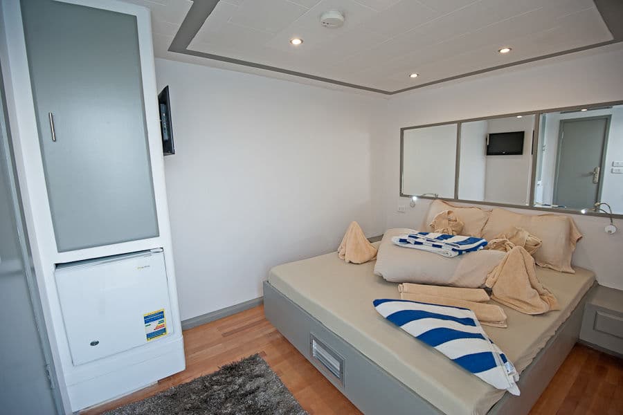 Honeymoon Suite Upper Deck - image