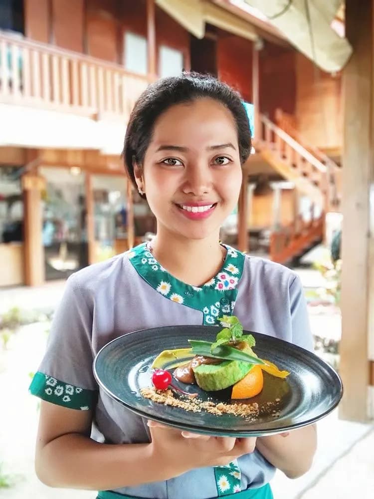 A friendly Kuda Laut staff serves delicious food A friendly Kuda Laut staff serves delicious food